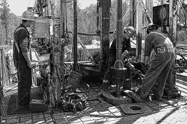 Forage pétrolier en Alberta.