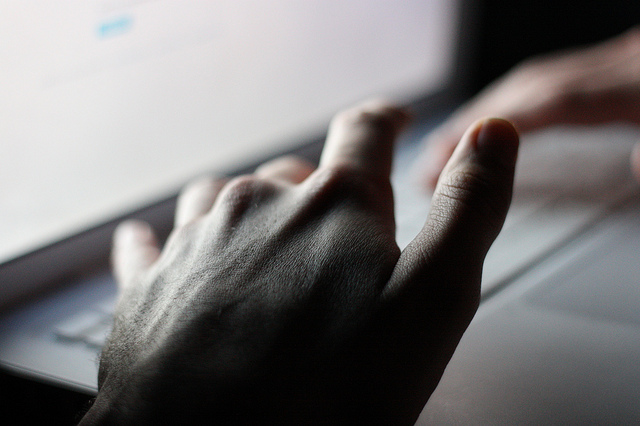 mains_internet_ordinateur