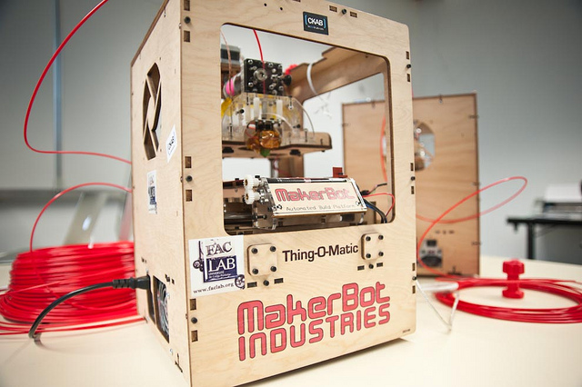 imprimante-3D-makerbot-faclab-fablab-print-cc-owni-ophelia-noor