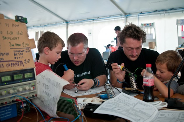 bidouille-diy-enfants-parents-ateliers-hack-cccamp-ophelia-noor-owni